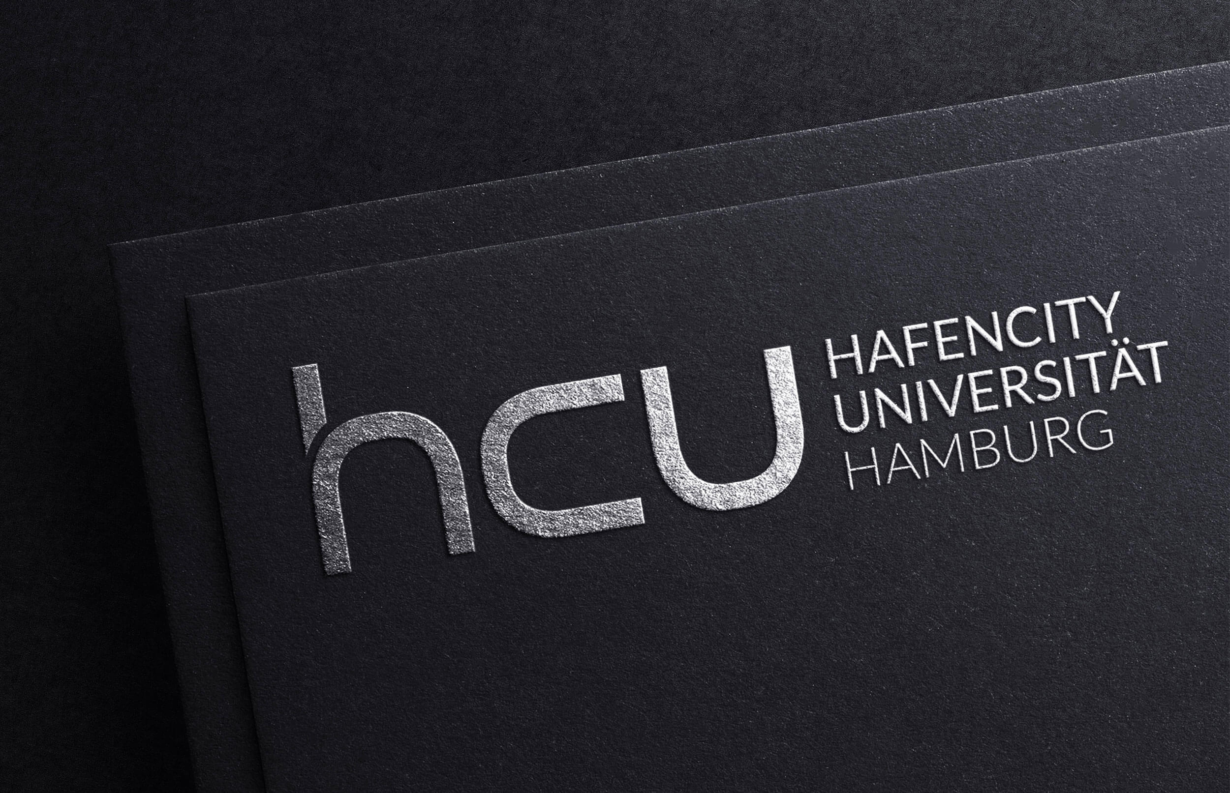 Visualisierung des Logos HafenCity Universität Hamburg in silbernem Reliefdruck